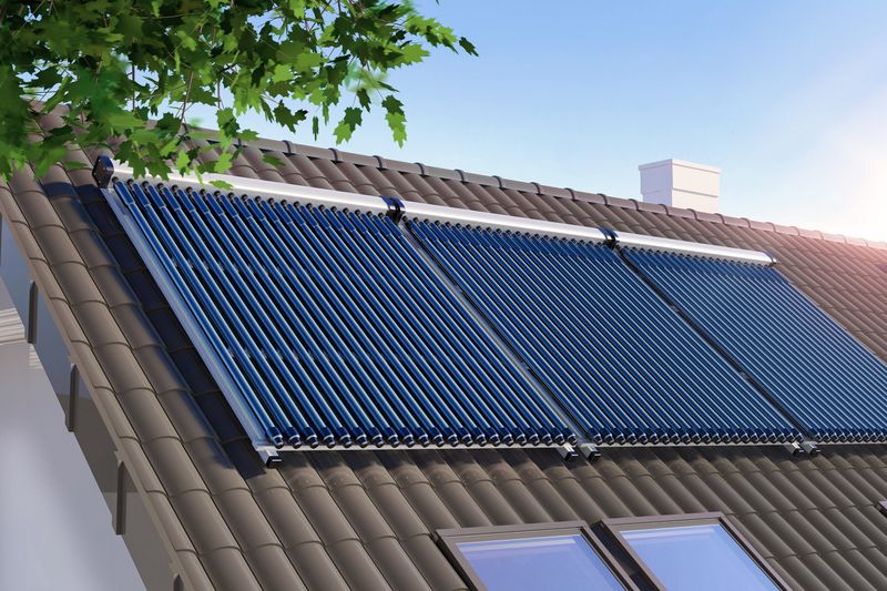 Solarthermie-Anlage auf dem Dach eines Hauses